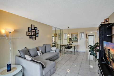 Condo in Sunrise, Florida, 1 bedroom  № 2015975 - photo 5