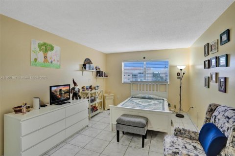 Condo in Sunrise, Florida, 1 bedroom  № 2015975 - photo 12