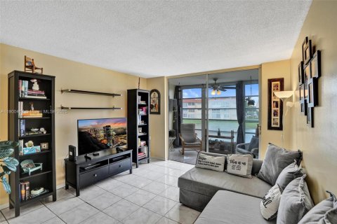 Condo in Sunrise, Florida, 1 bedroom  № 2015975 - photo 4