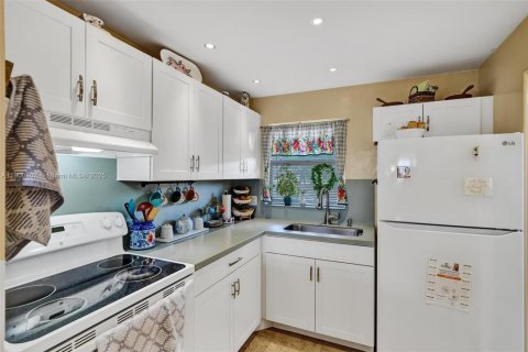 Condo in Sunrise, Florida, 1 bedroom  № 2015975 - photo 9