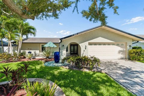 House in Safety Harbor, Florida 2 bedrooms, 156.91 sq.m. № 2200625 - photo 3