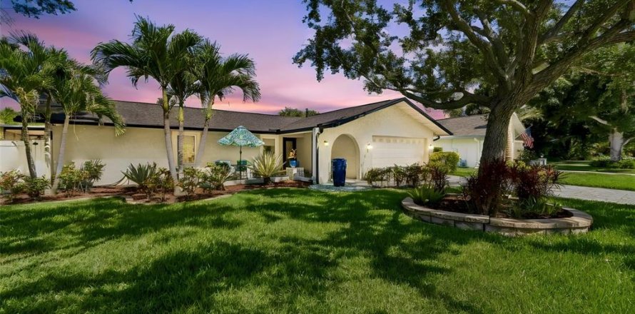 House in Safety Harbor, Florida 2 bedrooms, 156.91 sq.m. № 2200625