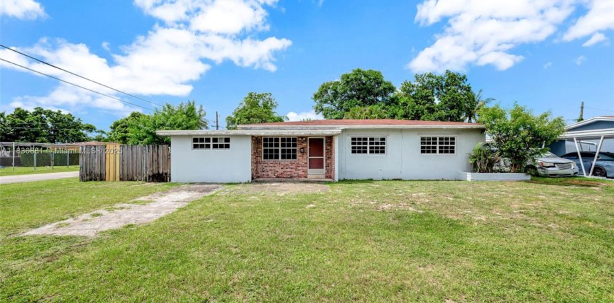House in Miami, Florida 4 bedrooms, 177.35 sq.m. № 1825788
