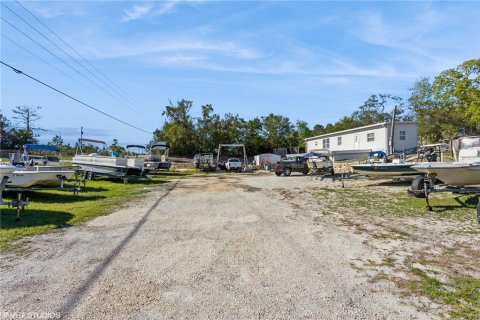 Propiedad comercial en venta en Weeki Wachee, Florida № 1608709 - foto 7