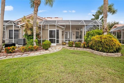 Townhouse in Punta Gorda, Florida 2 bedrooms, 174.38 sq.m. № 2198245 - photo 8