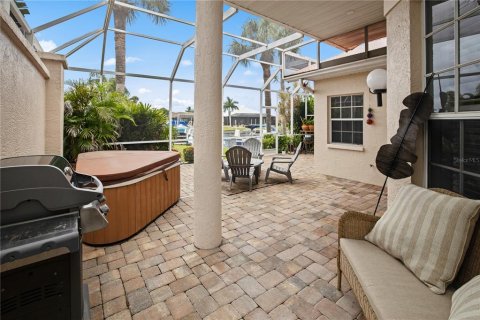 Townhouse in Punta Gorda, Florida 2 bedrooms, 174.38 sq.m. № 2198245 - photo 13