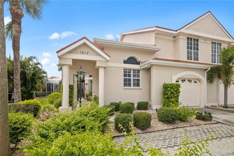 Townhouse in Punta Gorda, Florida 2 bedrooms, 174.38 sq.m. № 2198245 - photo 4