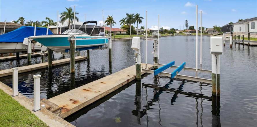 Townhouse in Punta Gorda, Florida 2 bedrooms, 174.38 sq.m. № 2198245