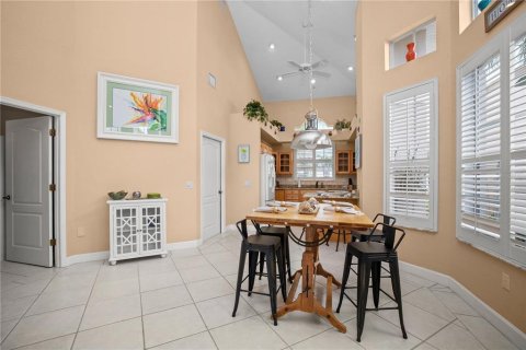 Townhouse in Punta Gorda, Florida 2 bedrooms, 174.38 sq.m. № 2198245 - photo 18