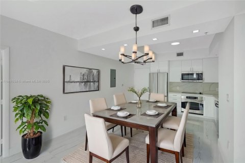 Condo in Miami, Florida, 2 bedrooms  № 1874355 - photo 5