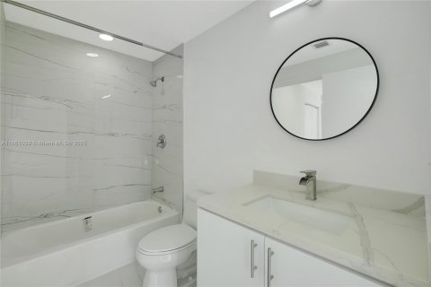 Condo in Miami, Florida, 2 bedrooms  № 1874355 - photo 25