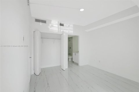 Condo in Miami, Florida, 2 bedrooms  № 1874355 - photo 24