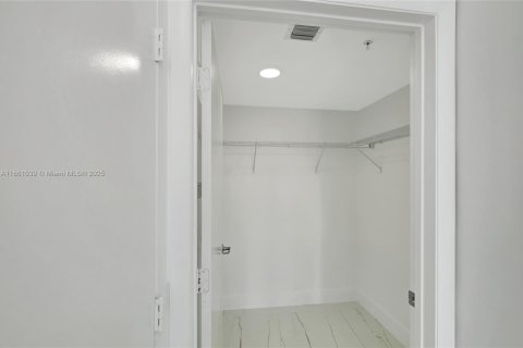 Condo in Miami, Florida, 2 bedrooms  № 1874355 - photo 21