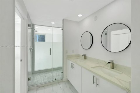 Condo in Miami, Florida, 2 bedrooms  № 1874355 - photo 19