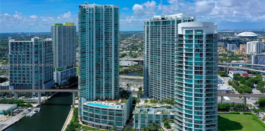 Condo in Miami, Florida, 2 bedrooms  № 1874355