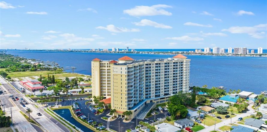 Condo in South Daytona, Florida, 2 bedrooms № 1644634