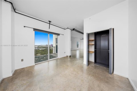 Condo in Miami, Florida, 2 bedrooms  № 1948195 - photo 15
