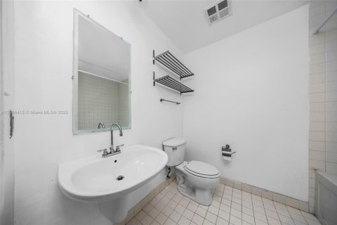 Condo in Miami, Florida, 2 bedrooms  № 1948195 - photo 18