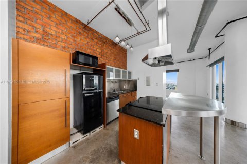 Condo in Miami, Florida, 2 bedrooms  № 1948195 - photo 8