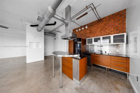 Condo in Miami, Florida, 2 bedrooms  № 1948195 - photo 9