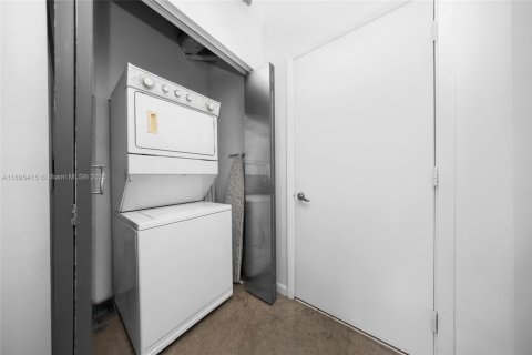 Condo in Miami, Florida, 2 bedrooms  № 1948195 - photo 17