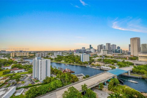 Condo in Miami, Florida, 2 bedrooms  № 1948195 - photo 21