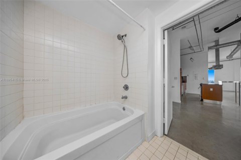 Condo in Miami, Florida, 2 bedrooms  № 1948195 - photo 19