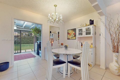 House in Miami, Florida 5 bedrooms, 191.47 sq.m. № 2030582 - photo 11