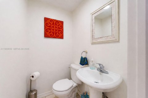 House in Miami, Florida 5 bedrooms, 191.47 sq.m. № 2030582 - photo 26