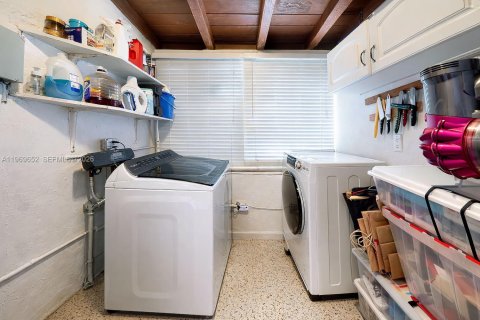 House in Miami, Florida 5 bedrooms, 191.47 sq.m. № 2030582 - photo 28