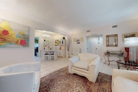 House in Miami, Florida 5 bedrooms, 191.47 sq.m. № 2030582 - photo 9