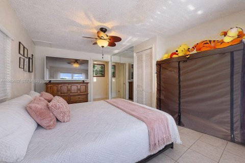 House in Miami, Florida 5 bedrooms, 191.47 sq.m. № 2030582 - photo 25