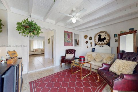 House in Miami, Florida 5 bedrooms, 191.47 sq.m. № 2030582 - photo 17