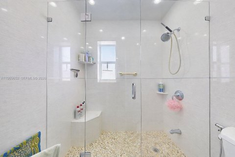 House in Miami, Florida 5 bedrooms, 191.47 sq.m. № 2030582 - photo 21