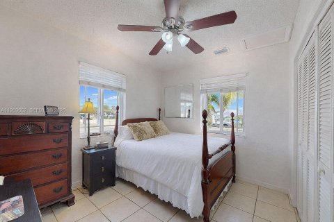 House in Miami, Florida 5 bedrooms, 191.47 sq.m. № 2030582 - photo 22