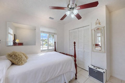 House in Miami, Florida 5 bedrooms, 191.47 sq.m. № 2030582 - photo 23