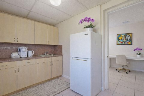 House in Miami, Florida 5 bedrooms, 191.47 sq.m. № 2030582 - photo 29