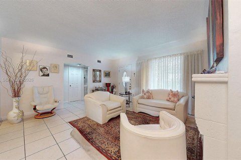 House in Miami, Florida 5 bedrooms, 191.47 sq.m. № 2030582 - photo 7