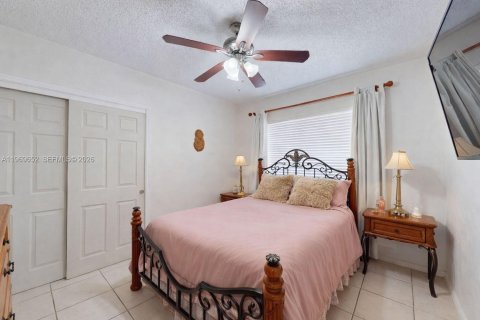 House in Miami, Florida 5 bedrooms, 191.47 sq.m. № 2030582 - photo 18