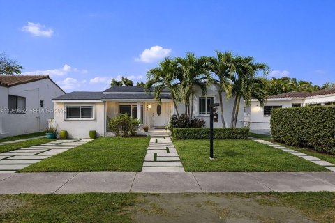 House in Miami, Florida 5 bedrooms, 191.47 sq.m. № 2030582 - photo 3