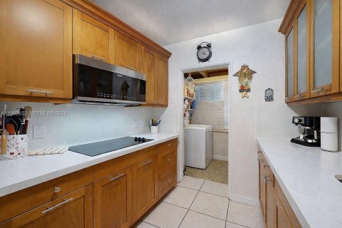 House in Miami, Florida 5 bedrooms, 191.47 sq.m. № 2030582 - photo 14