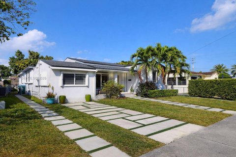 House in Miami, Florida 5 bedrooms, 191.47 sq.m. № 2030582 - photo 4