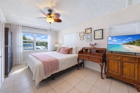 House in Miami, Florida 5 bedrooms, 191.47 sq.m. № 2030582 - photo 24