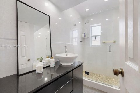 House in Miami, Florida 5 bedrooms, 191.47 sq.m. № 2030582 - photo 19