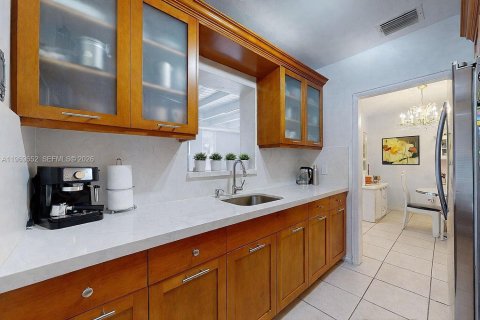 House in Miami, Florida 5 bedrooms, 191.47 sq.m. № 2030582 - photo 15