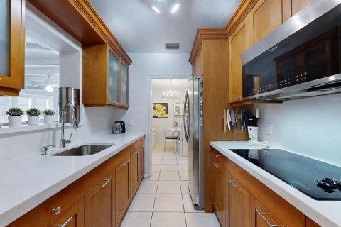 House in Miami, Florida 5 bedrooms, 191.47 sq.m. № 2030582 - photo 13