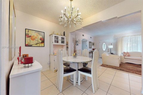 House in Miami, Florida 5 bedrooms, 191.47 sq.m. № 2030582 - photo 10