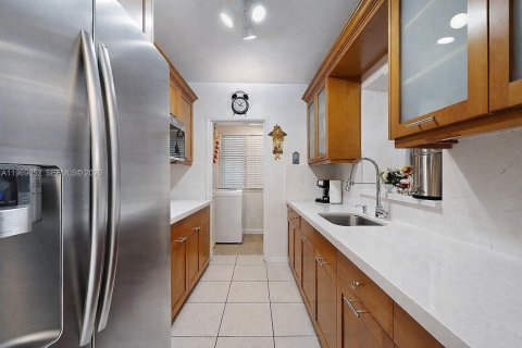 House in Miami, Florida 5 bedrooms, 191.47 sq.m. № 2030582 - photo 12