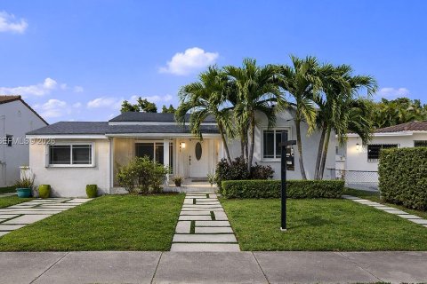 House in Miami, Florida 5 bedrooms, 191.47 sq.m. № 2030582