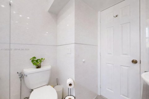 House in Miami, Florida 5 bedrooms, 191.47 sq.m. № 2030582 - photo 20